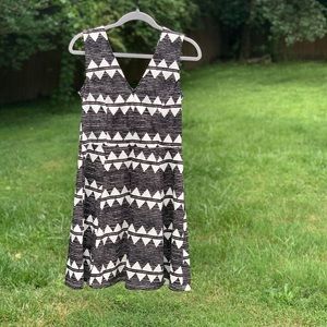 H&M Black & White Geometric Pattern Sleeveless Midi Dress Women’s Size Medium 🎬
